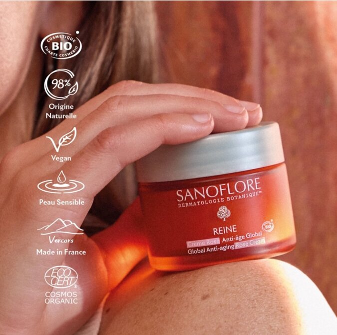 Creme bio Sanoflore Reine posée sur l'épaule d'une femme, avec des pictogrammes de certifications bio, vegan et made in France.